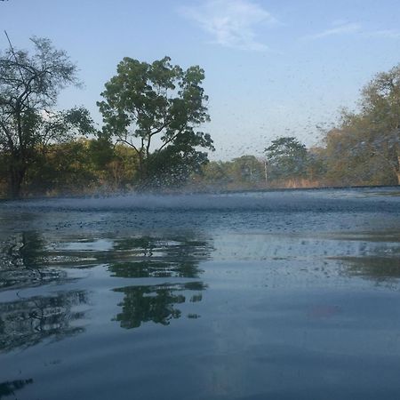 Ehalagala Lake Resort Сигирия Екстериор снимка