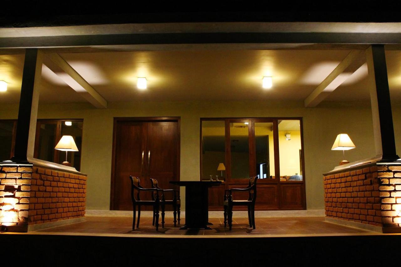 Ehalagala Lake Resort Сигирия Екстериор снимка