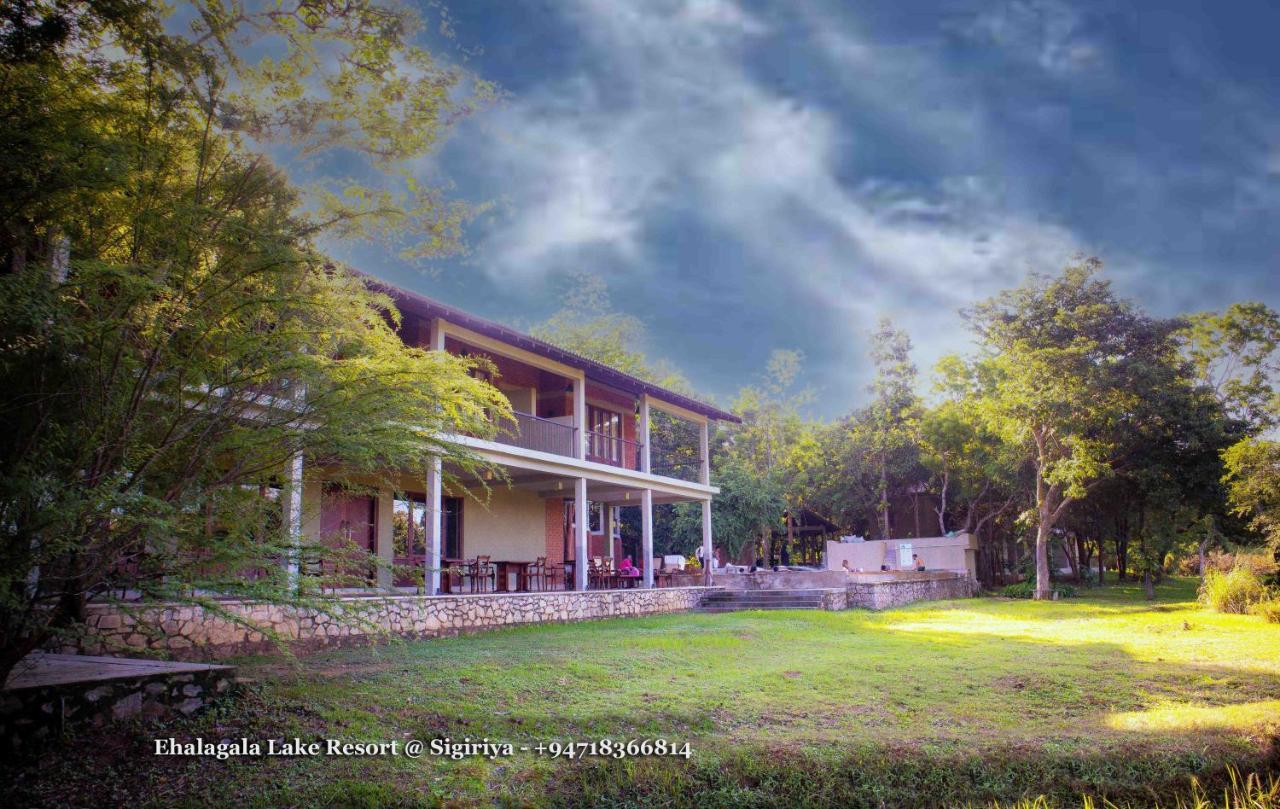 Ehalagala Lake Resort Сигирия Екстериор снимка