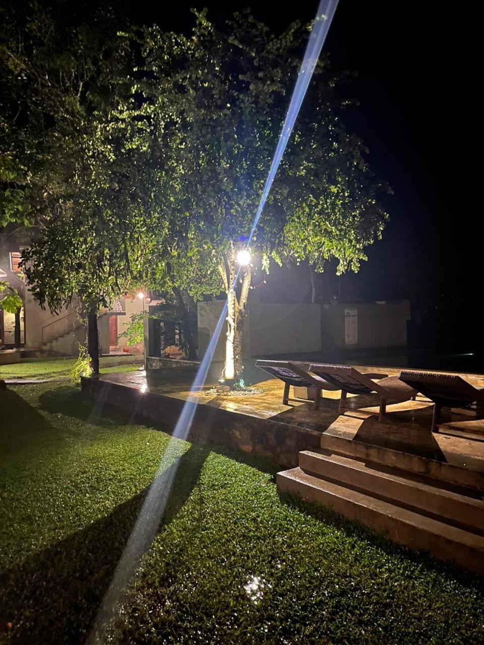 Ehalagala Lake Resort Сигирия Екстериор снимка
