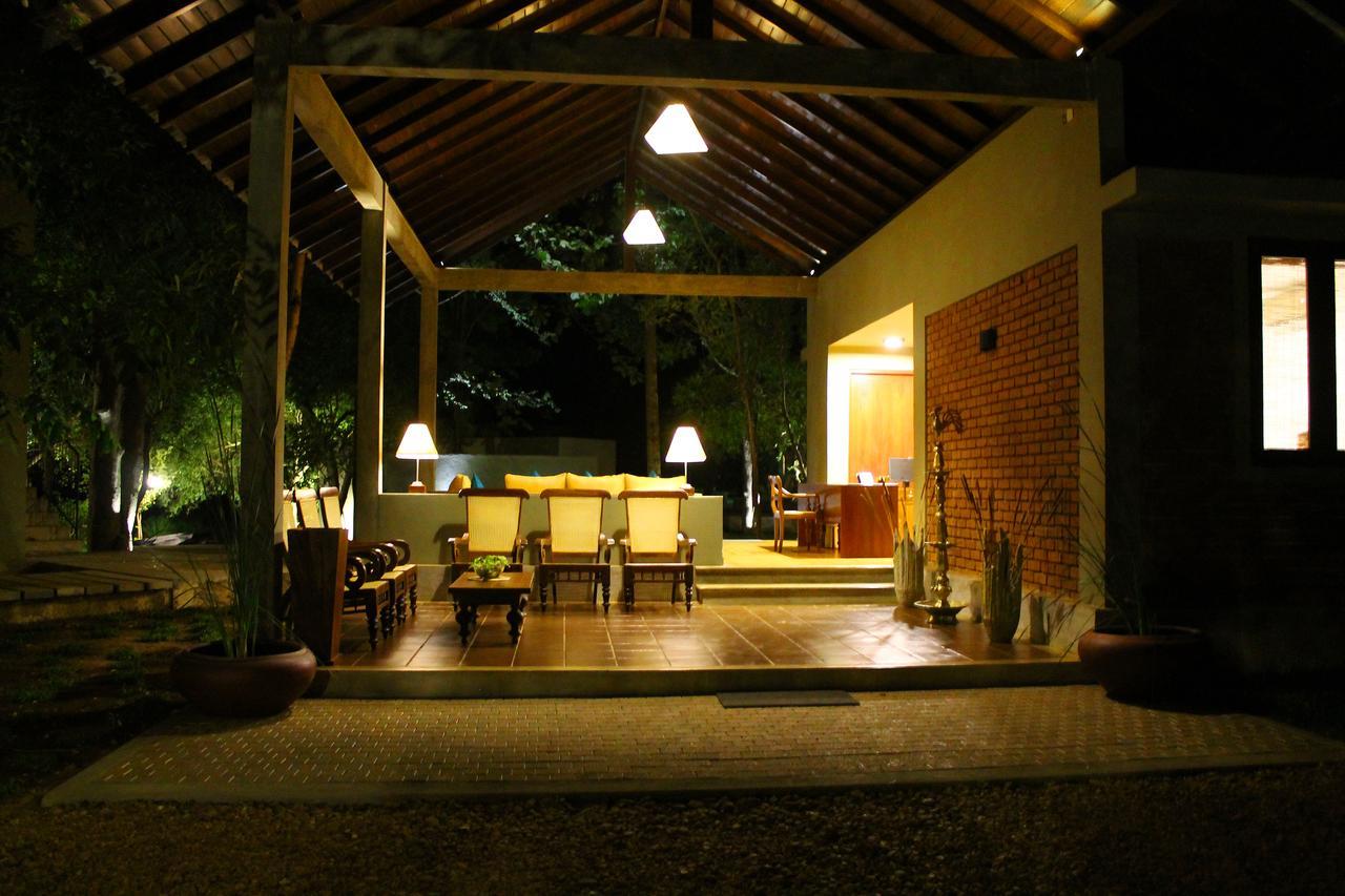 Ehalagala Lake Resort Сигирия Екстериор снимка