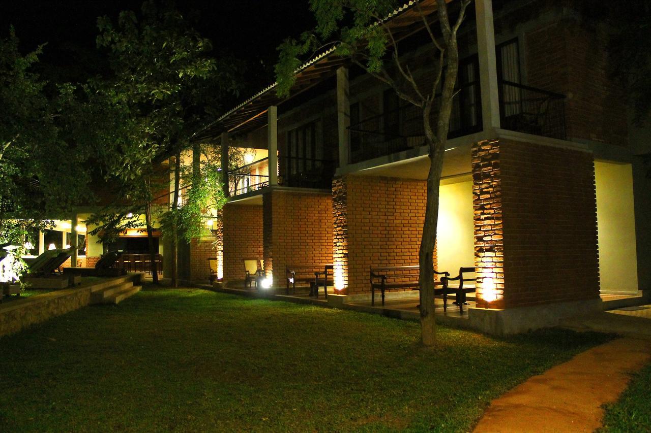 Ehalagala Lake Resort Сигирия Екстериор снимка