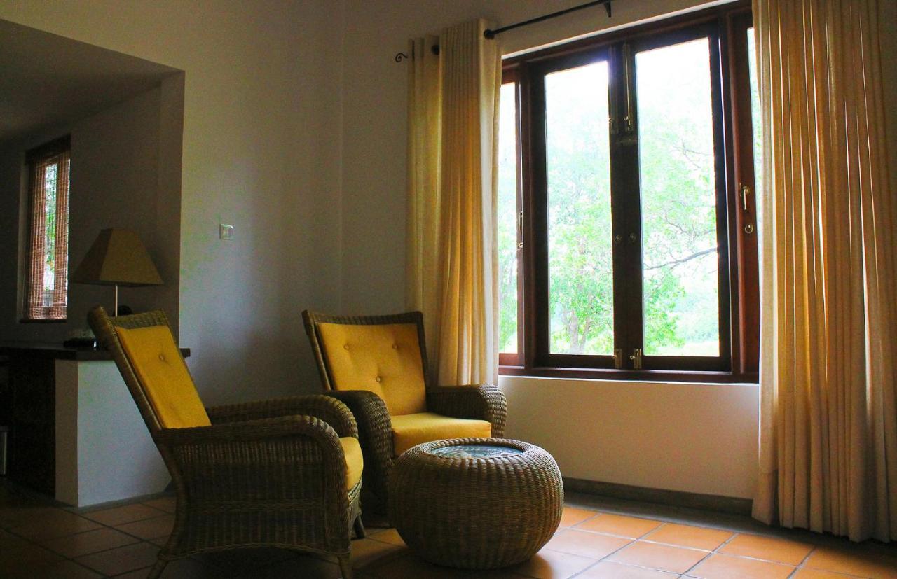 Ehalagala Lake Resort Сигирия Екстериор снимка