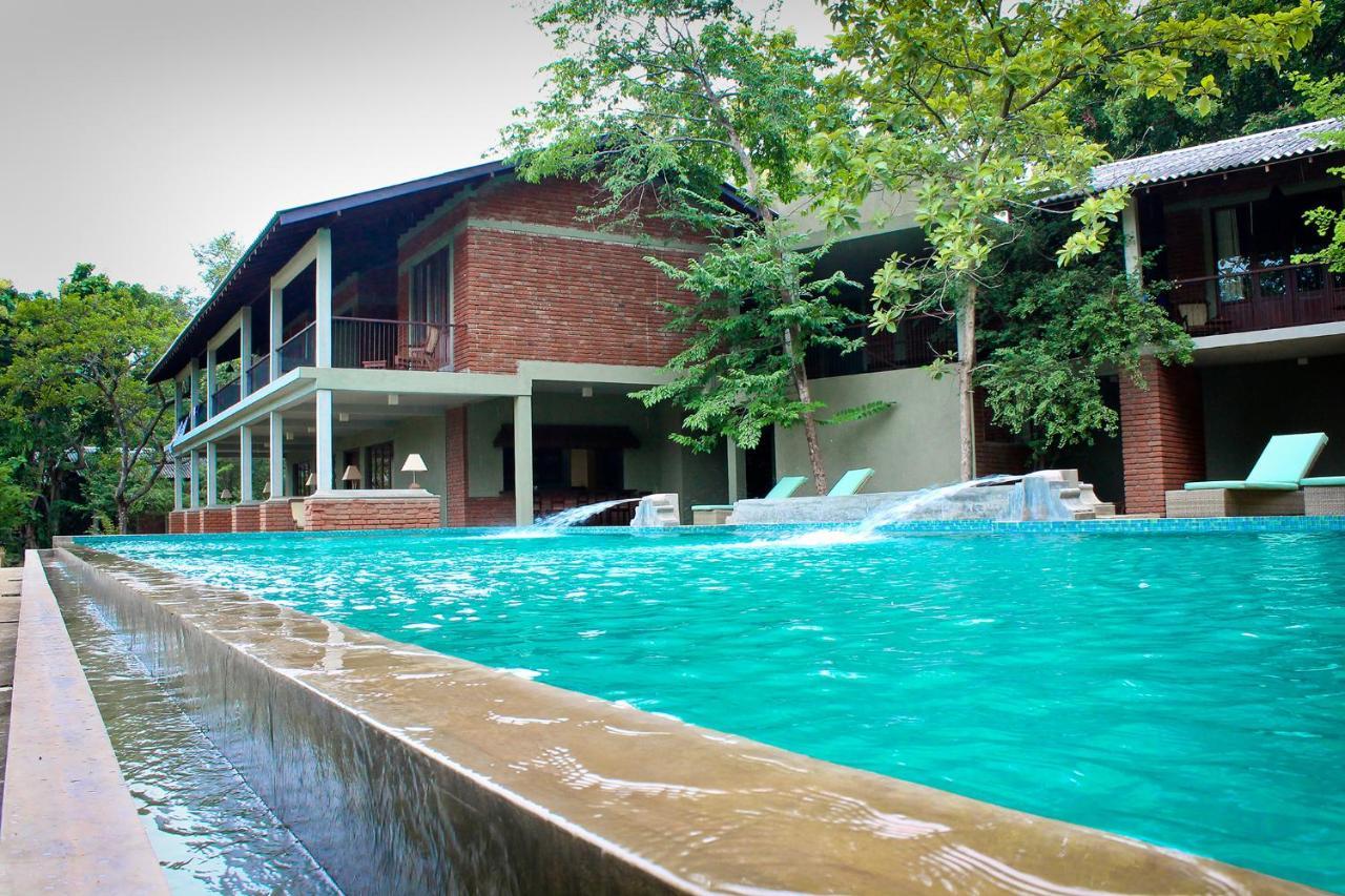 Ehalagala Lake Resort Сигирия Екстериор снимка